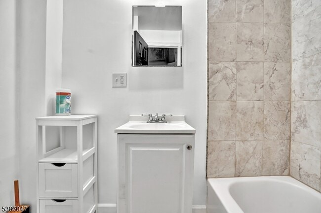 Building Photo - 49 Tichenor Terrace