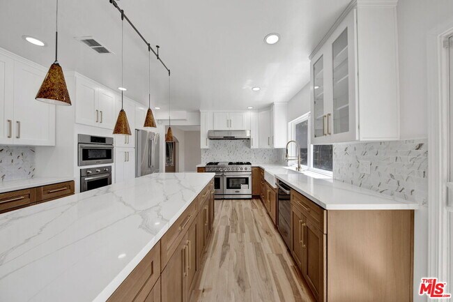 Building Photo - 16608 Park Ln Cir