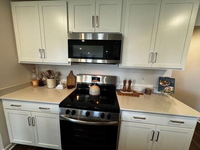 Building Photo - Beautiful 5 bedroom home available for rent