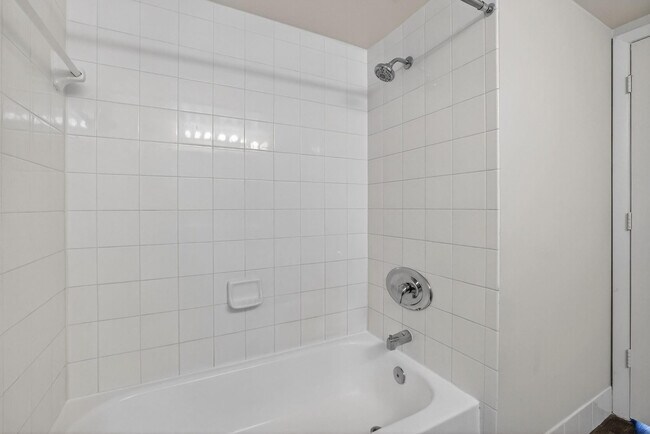 Building Photo - 3020 NE 32nd Ave