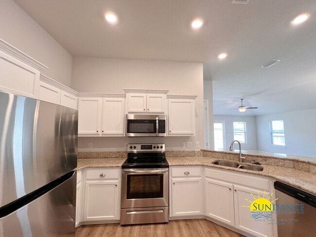 Building Photo - Modern 3 Bedroom Home with Community pool!