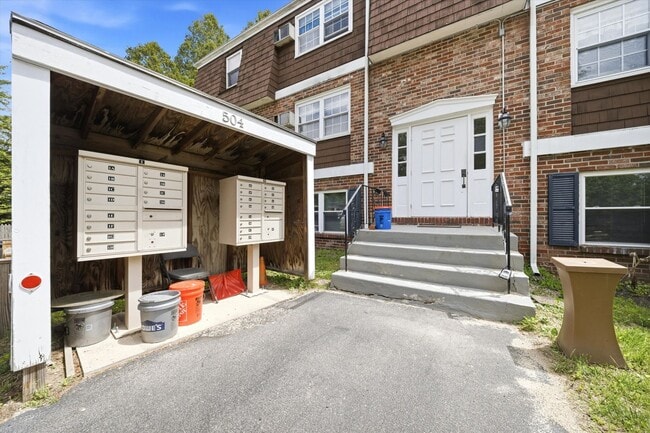 Building Photo - 504 River Rd