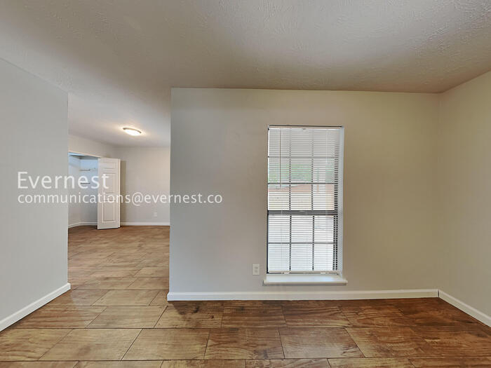 Building Photo - 2117 Newbury Dr
