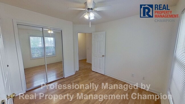 Building Photo - Spacious 3 BD/3 BA Home with Open Floorpla...