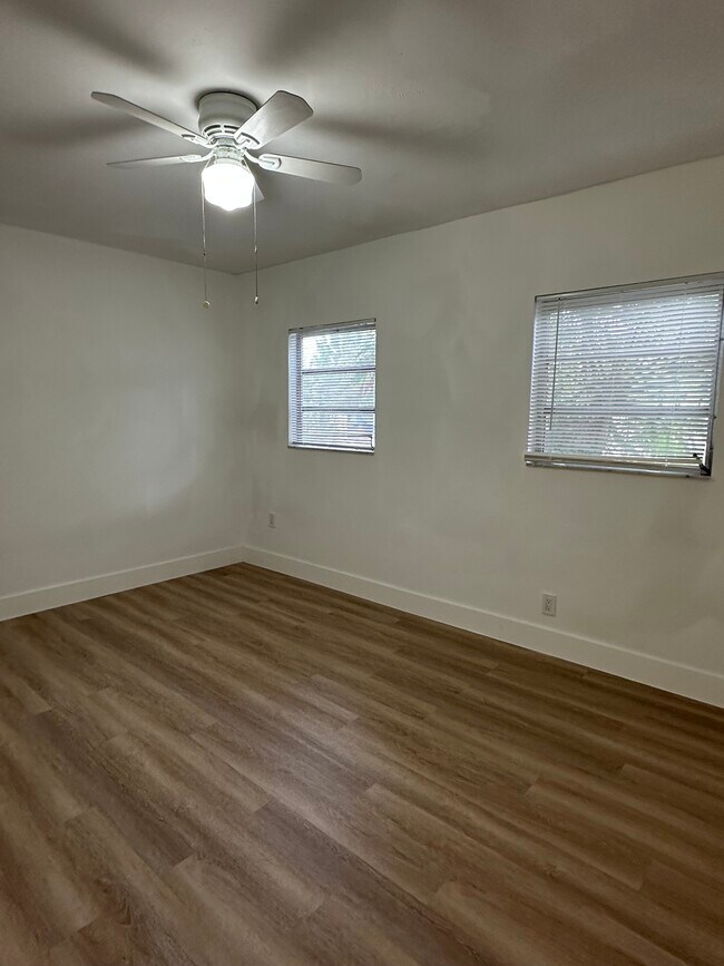 Building Photo - 811 NE 2nd Pl