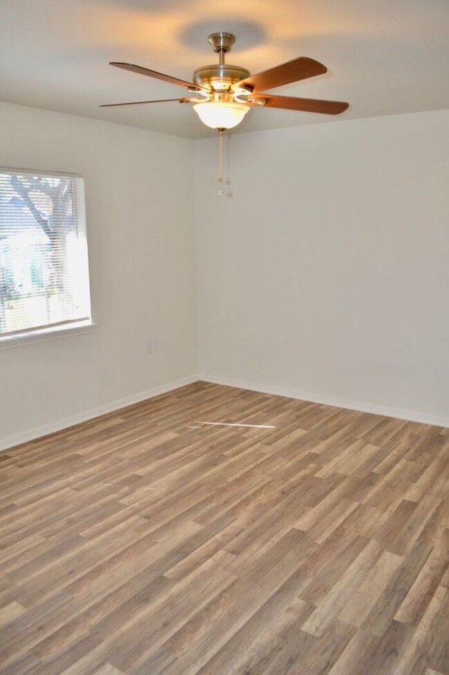 Building Photo - Charming & Newly Remodeled 2 bed 1 bath home