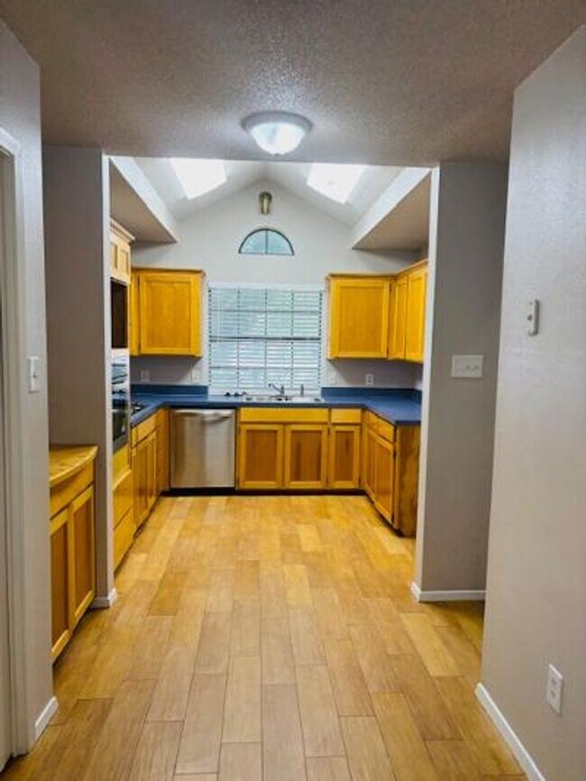 Building Photo - ASK ABOUT BACK TO SCHOOL MOVE IN SPECIAL!