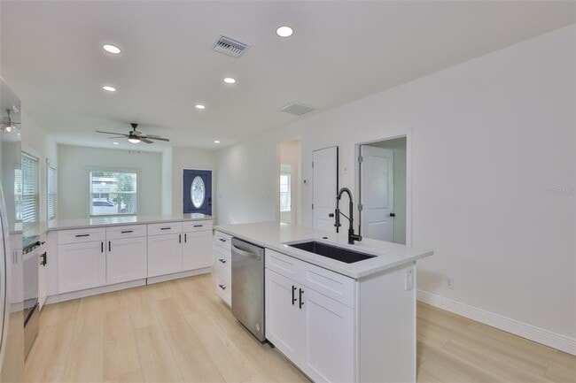 Building Photo - 829 18th St S