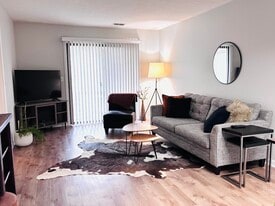 Building Photo - 551 Courtwood Ln