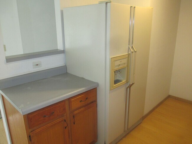 Building Photo - Three Bedroom Two Bath Condo Near Campus