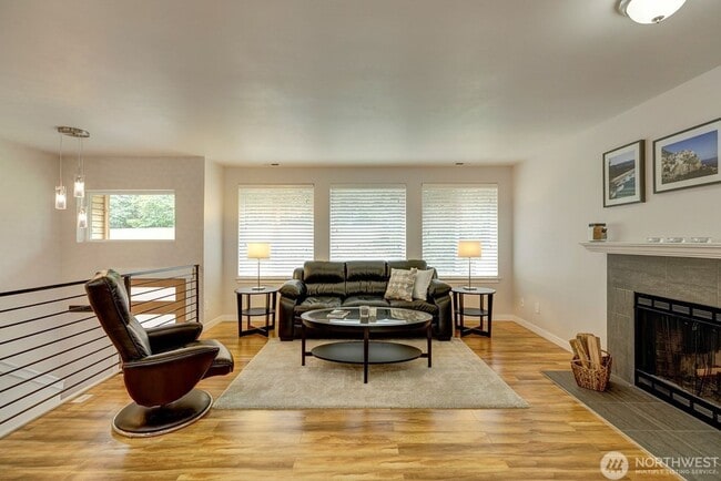 Building Photo - Stunning 4BR/2.5BA Home in Lake Forest Park ?