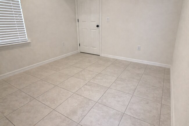 Building Photo - 12616 Salomon Cove Dr