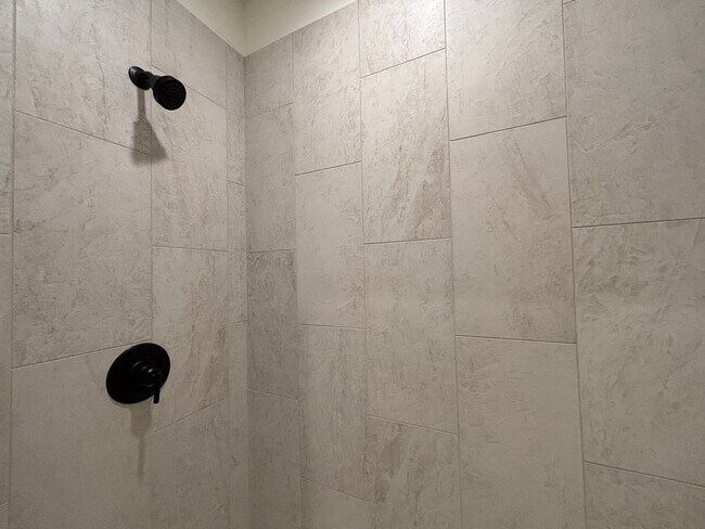 Building Photo - HURRICANE TOWNHOME FOR RENT!