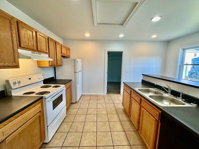 Building Photo - 5 Bedroom House - Available for Fall 2026 - Across from EMU!