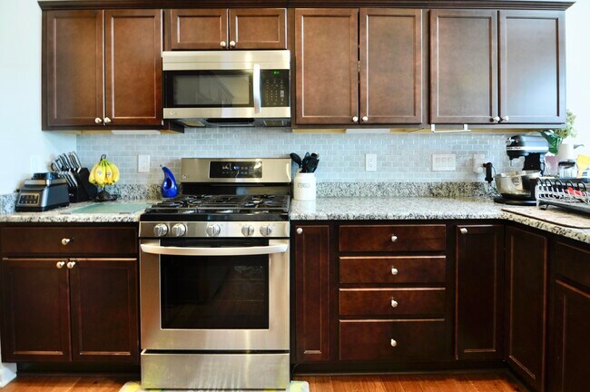 Building Photo - 4481 Bridgeview Ln