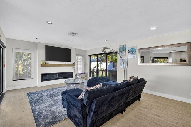 Building Photo - 2601 NE 8th Ct