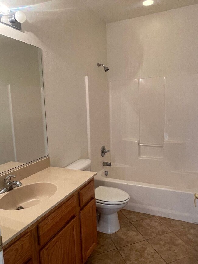 Building Photo - Occupied Do not disturb Tenant - 2 Bedroom...