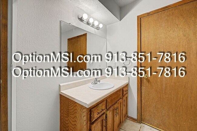 Building Photo - Charming & Spacious 2-Bed / 2-Bath Apartment in Gladstone