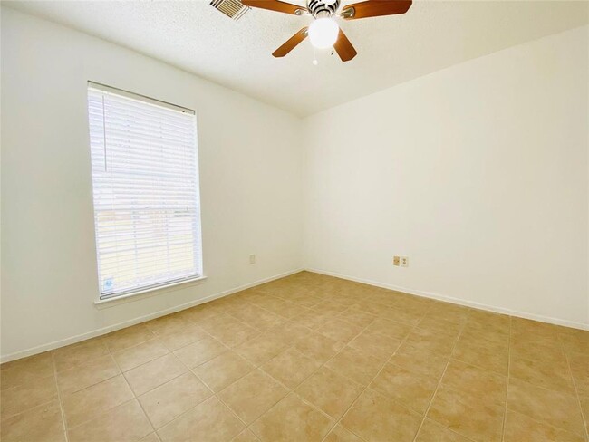 Building Photo - 16118 Pasadero Dr