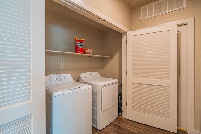 Building Photo - 2044 S Willow Creek Apartment