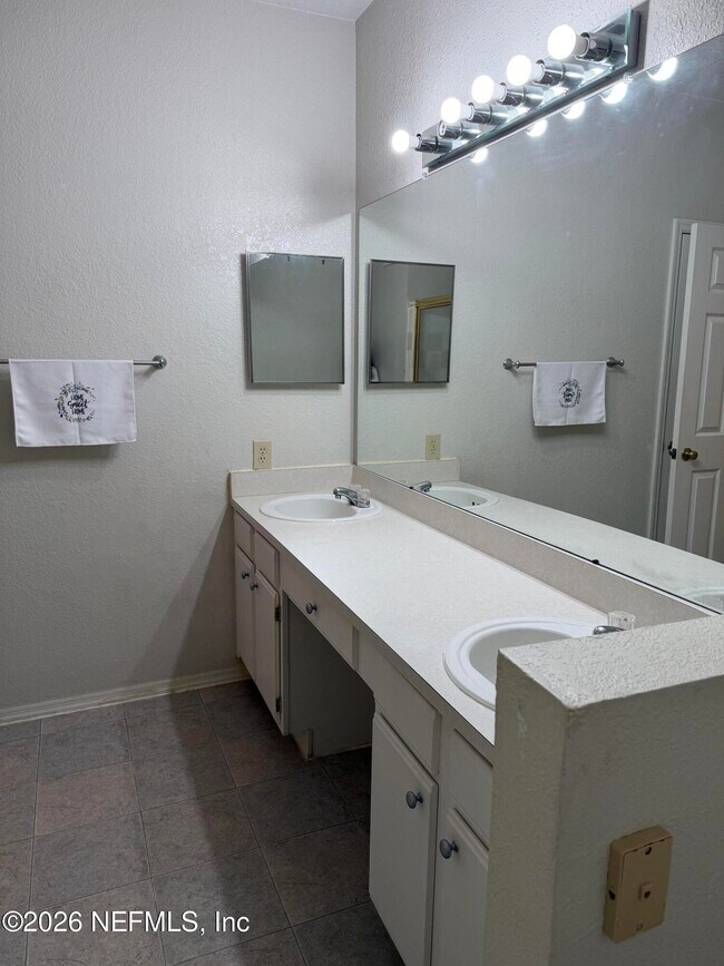 Building Photo - 13810 Sutton Park Dr N