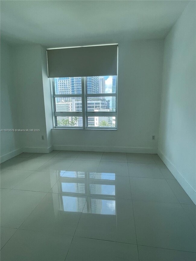 Building Photo - 950 Brickell Bay Dr