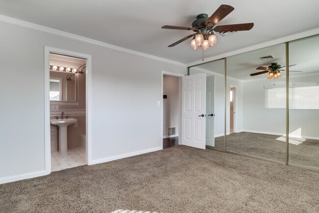 Building Photo - Pristine 4 bedroom, 2 bath, single level h...