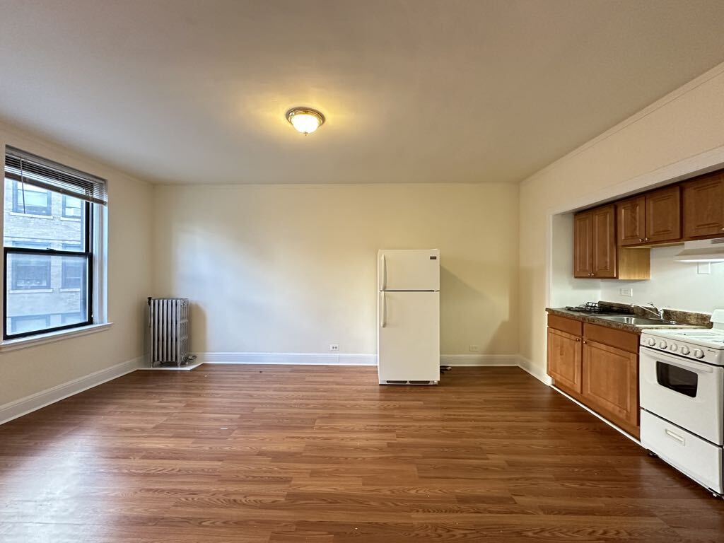 Building Photo - 3335 W Diversey Ave