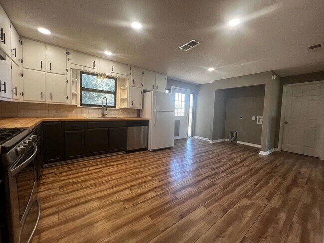 Building Photo - Updated 3 bedroom 2 bathroom house in Cent...