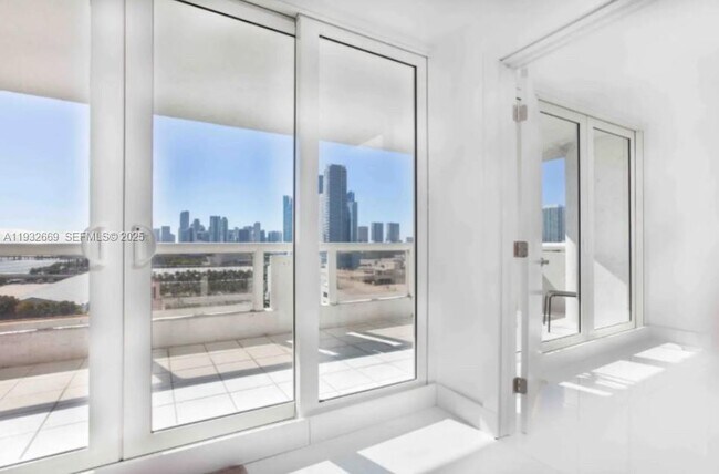 Building Photo - 1717 N Bayshore Dr