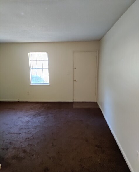 unit B living room - 1124 University St