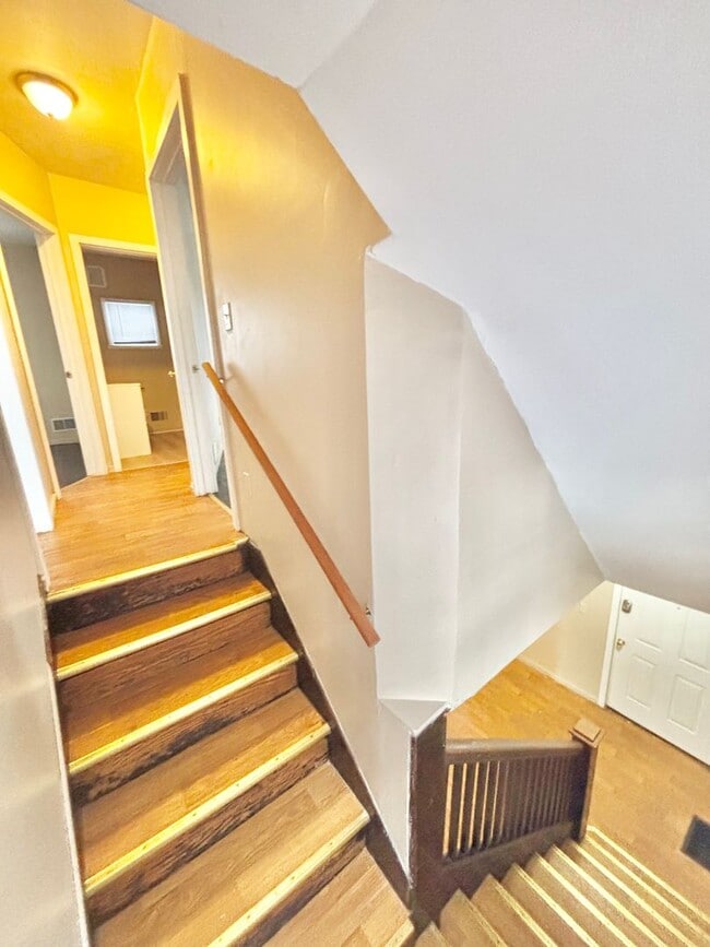 Building Photo - Spacious 3bd House | Driveway | Enclosed Porch