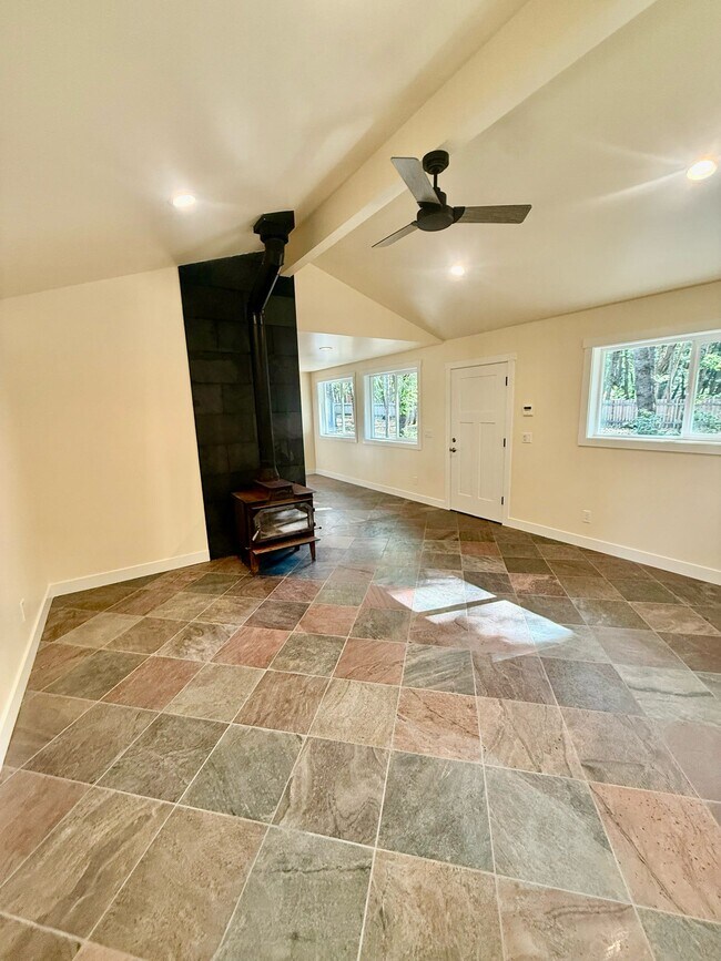 Building Photo - 13240 Loma Rica Dr