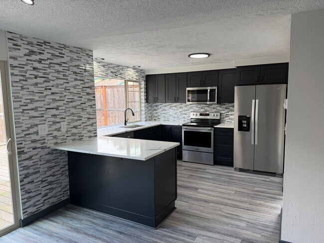 Building Photo - Beautifully updated 3 bedroom, 2 bath house in Eugene!