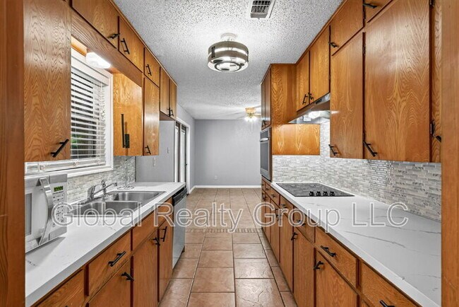 Building Photo - 138 Bobolink Dr