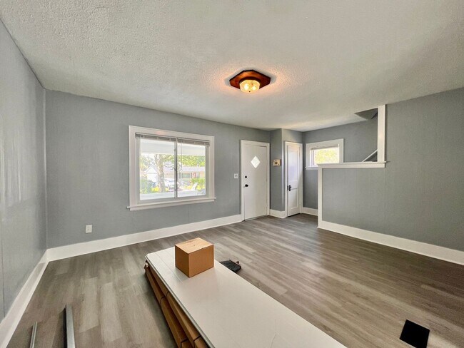 Building Photo - 3 Bedroom House