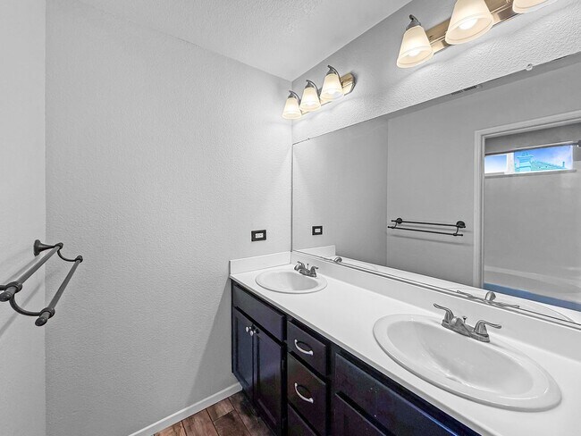 Building Photo - Beautifully Upgraded 3BR/2.5BA Townhome in...