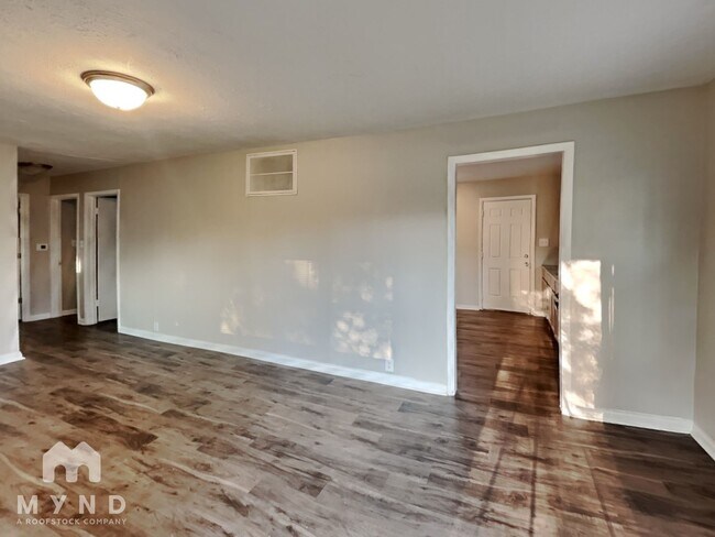 Building Photo - 3102 Elmhurst Dr