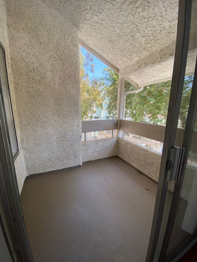 Building Photo - 1 bed, 1 bath Sycamore Villas Condo