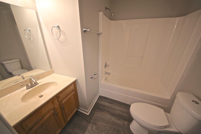 Building Photo - 876 Meadowlands Dr