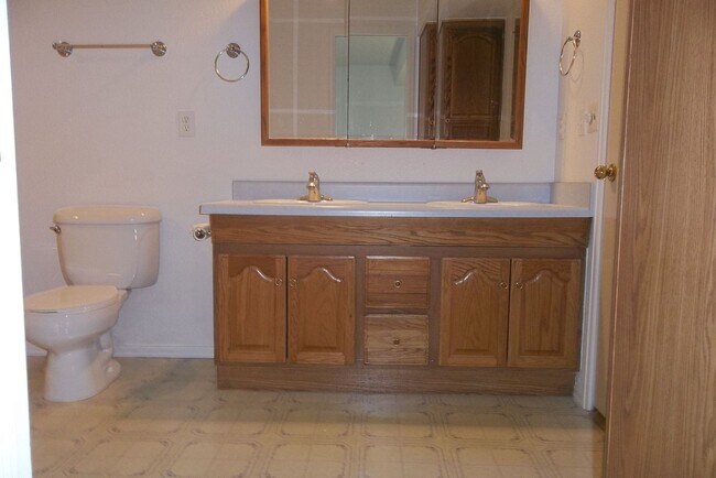 Building Photo - Spacious 5 Bedroom Home in Windsor
