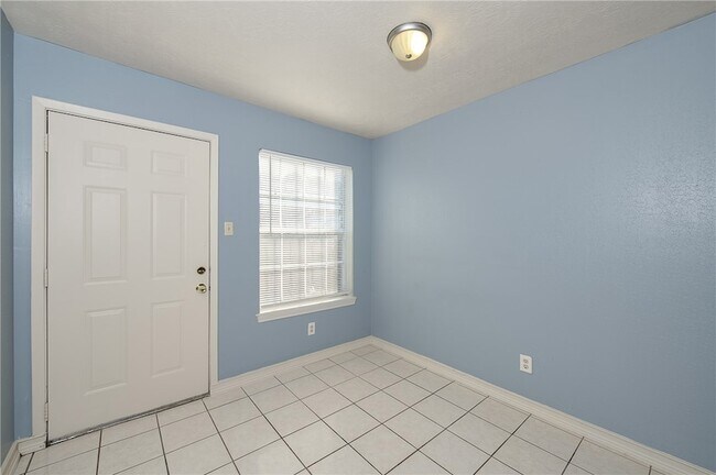 Building Photo - 1813 Sara Dr