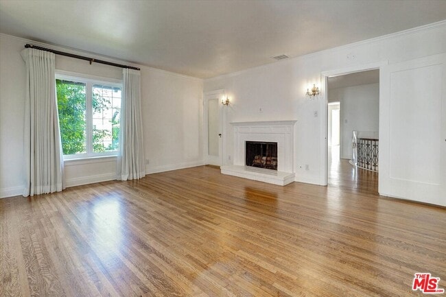 Building Photo - 165 N Las Palmas Ave