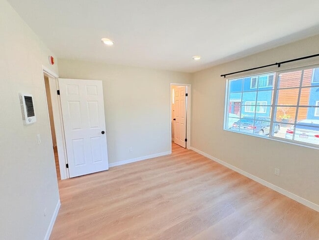Building Photo - 328 S Weitzel St