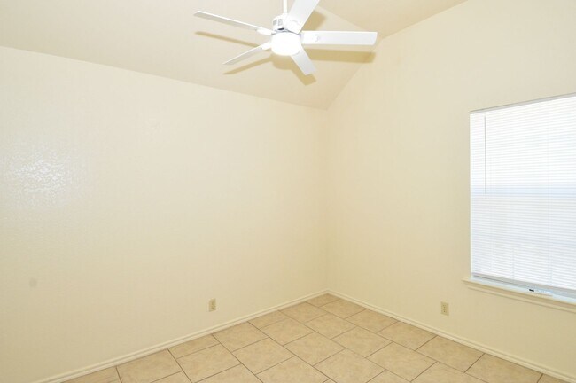 Building Photo - Freshly Painted! 1 Story with 3 bed/2bath....