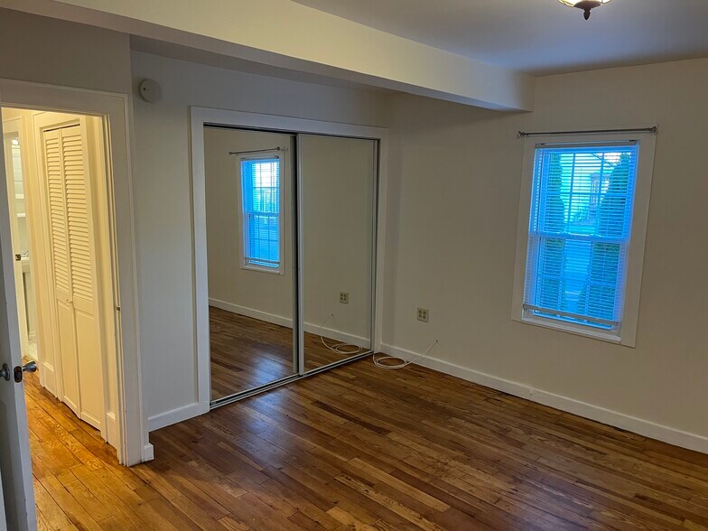 Building Photo - 15 Locust St