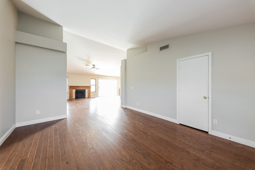 Building Photo - 7205 W Los Gatos Dr