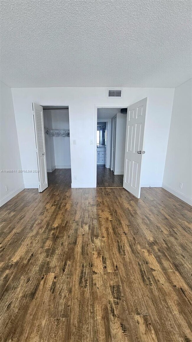 Building Photo - 1000 Parkview Dr