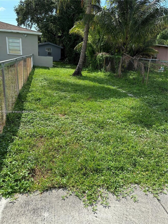 Building Photo - 12531 E Golf Dr