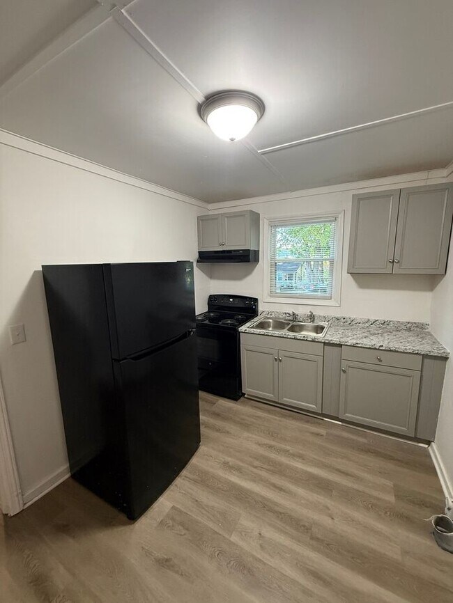 Building Photo - 605 Betty St